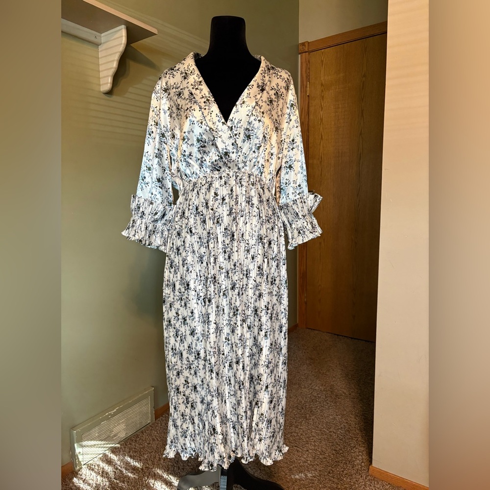 PrettyLittleThing Blue Floral Long Sleeve Dress